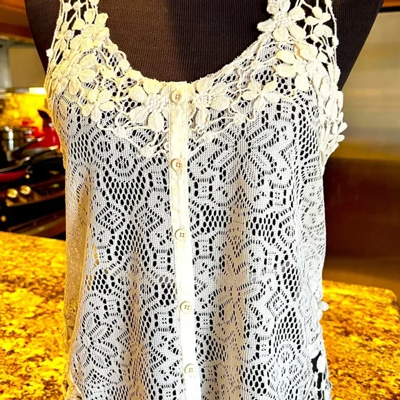 Kimchi Blue Ivory Lacy Flowers Crochet Tank Top NWT Size Small - Picture 9 of 13